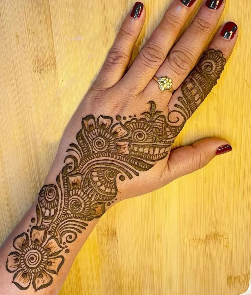 15 Einfachen, Zurück Seite Mehndi Designs mit Bildern | Barbaramode.com |  Latest mehndi designs, Mehndi designs for fingers, Mehndi designs for girls