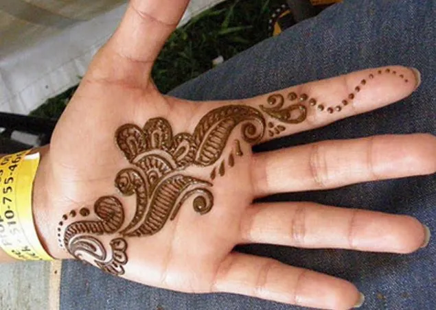 Simple mehndi designs for kids front hand 4