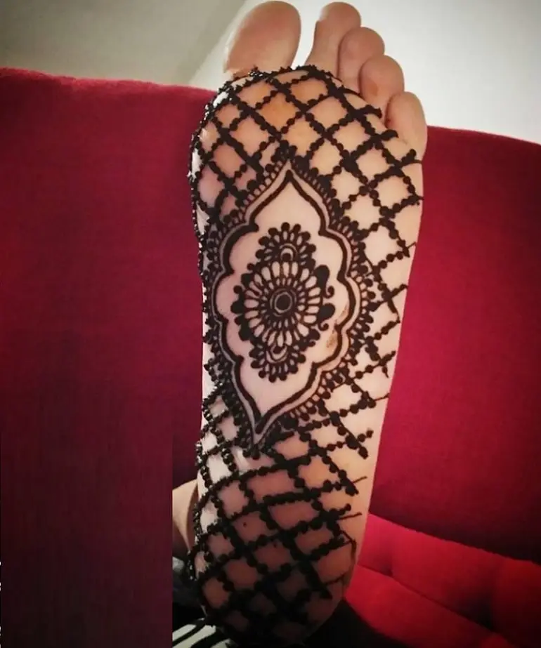 43 Minimal Leg Mehendi Designs For Brides Who Loves 'Less is More' |  WeddingBazaar